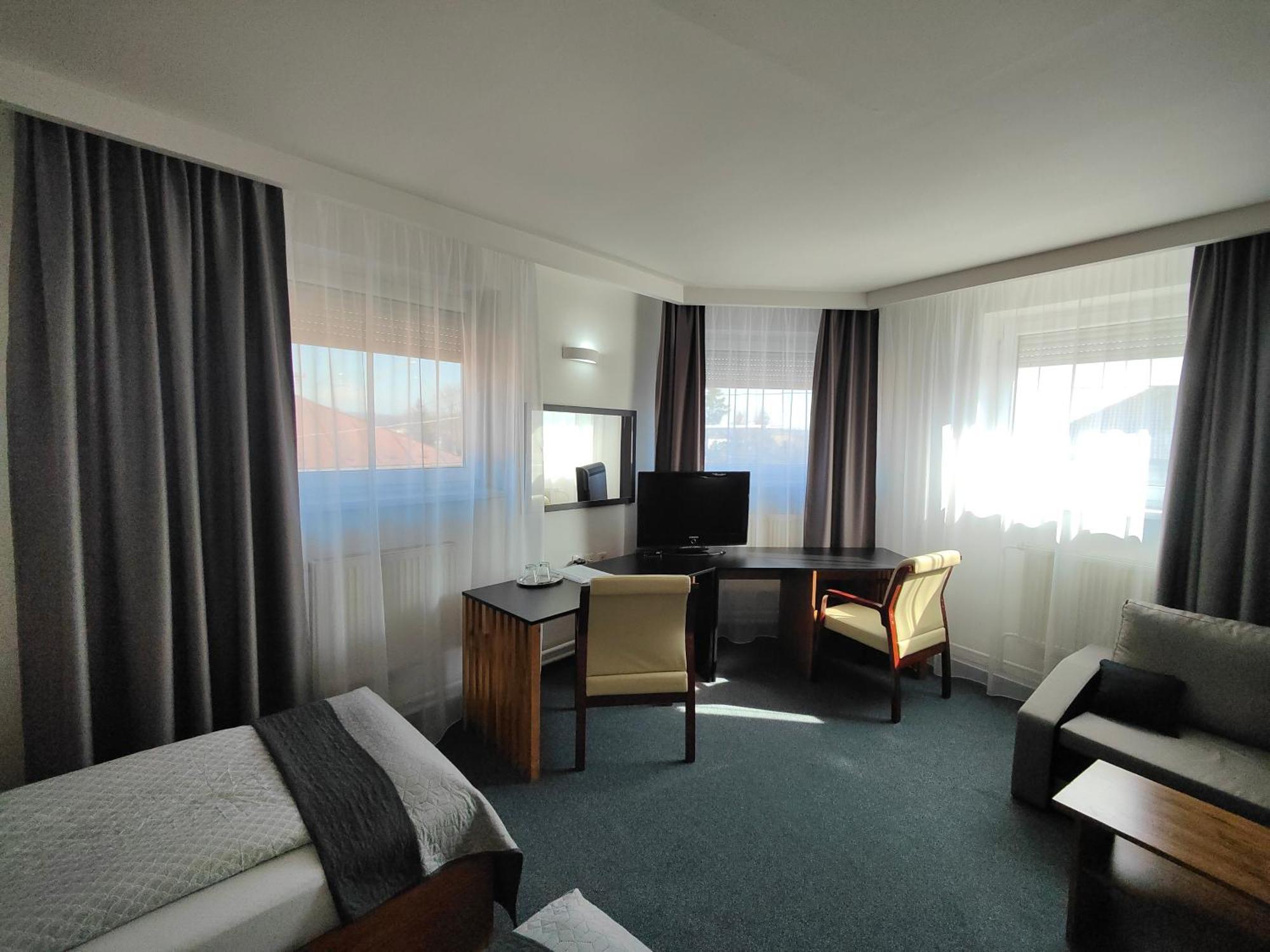 Hotel P7 Lucenec Ngoại thất bức ảnh